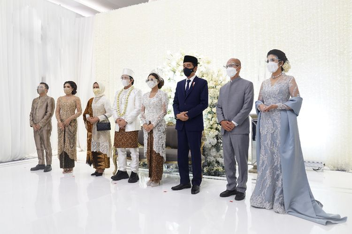 Pasangan pengantin Atta Halilintar dan Aurel Hermansyah berfoto bersama Presiden Jokowi dan Ibu Iriana Joko Widodo, Sabtu (3/4/2021)