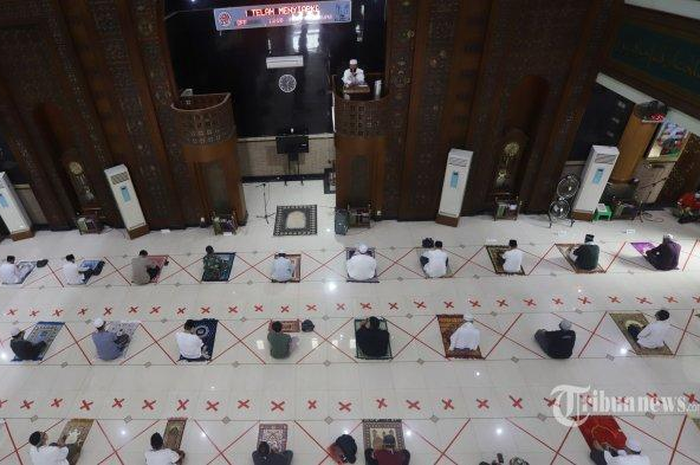 Ilustrasi sholat tarawih di masa pandemi.