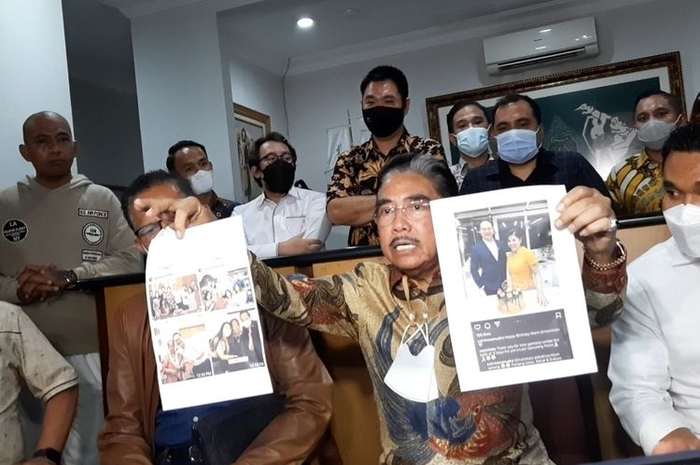 Hotma Sitompul saat menggelar konferensi pers di kantor LBH Mawar Saron, Sunter, Jakarta Utara, Selasa (6/4/2021)