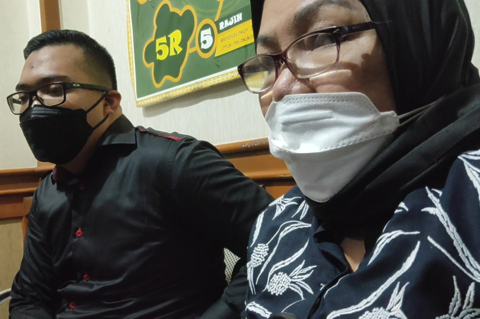 Ratmulyati, ibunda Nindy Ayunda sat hadir di Pengadilan Agama Jakarta Selatan, Rabu (7/4/2021)