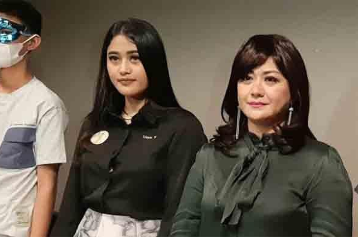 Yuyun Sukawati bersama kuasa hukum dan putranya
