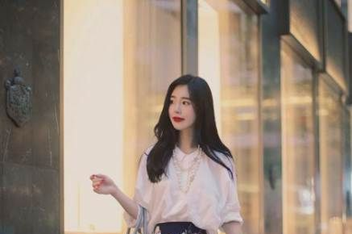 Kemeja putih dan floral skirt