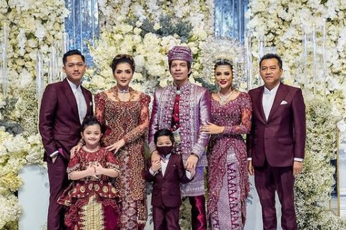 Keluarga Ashanty dan Anang Hermansyah saat pernikahan Aurel Hermansyah-Atta Halilintar. 