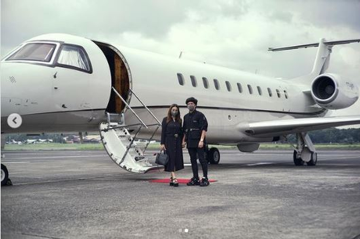 Atta Halilintar dan Aurel Hermansyah berpose di depan pesawat jet pribadi