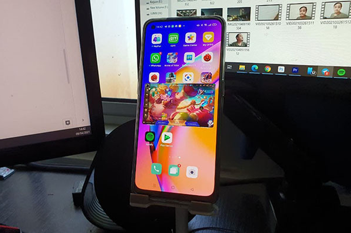 Tampilan game floating window di Oppo Reno5 F
