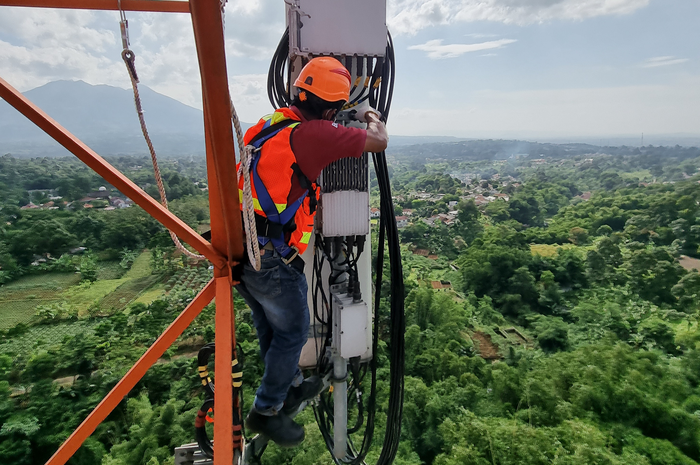 Foto teknisi jaringan Smartfren yang berada di tower BTS.