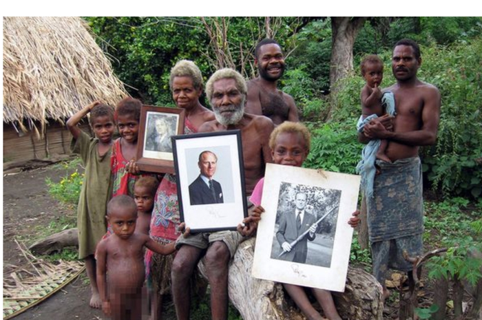 Penduduk desa Younen dari Vanuatu menyembah Pangeran Philip sebagai Tuhan.