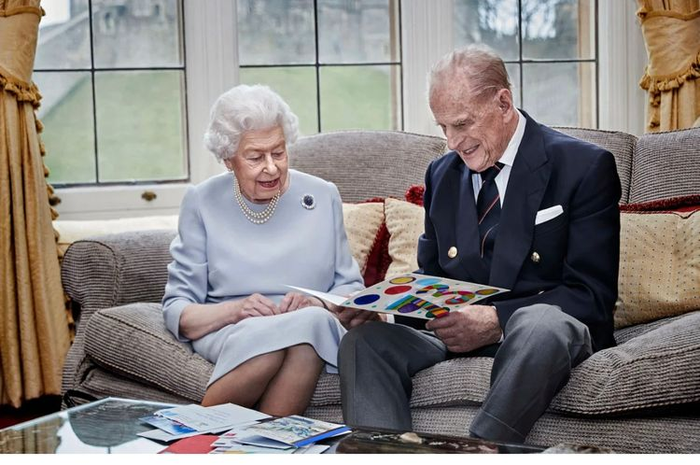 Ratu Elizabeth II dan Pangeran Philip merayakan ulang tahun pernikahan ke-73
