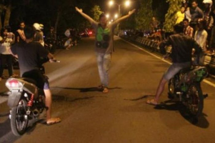 Ilustrasi balap liar tutup jalan