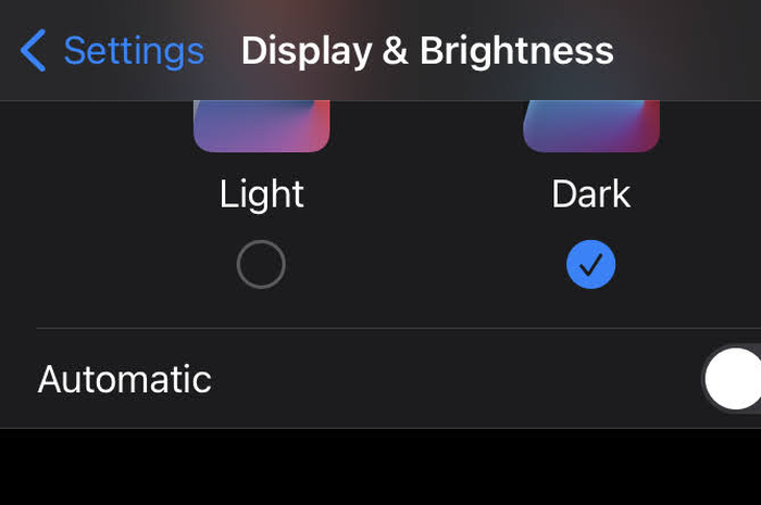Pengaturan dark mode pada iOS.