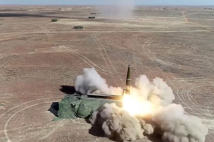 Di tengah situasi dunia yang sedang memanas ini, negara sekutu Rusia mendadak juga melakukan serangan militer di kantor konsulat Amerika Serikat.