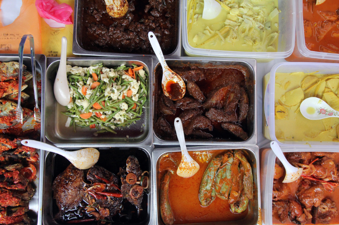 Ilustrasi beragam makanan yang sering disajikan untuk menu buka puasa maupun sahur.