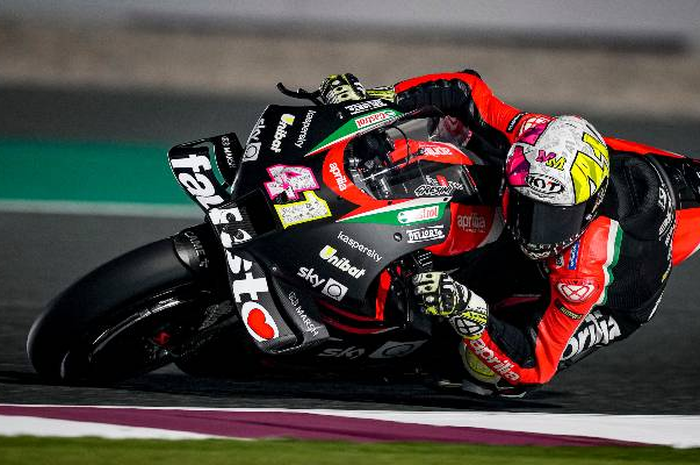 Pembalap tim Aprilia Racing Team Gresini, Aleix Espargaro yakin datangnya Andrea Dovizioso enggak banyak membantu pengembangan motor Aprilia.