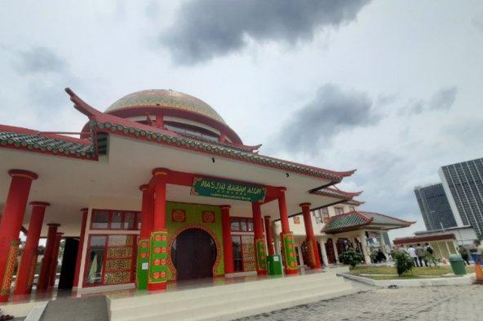 Masjid Babah Alun Desari, masjid unik dengan bangunan bernuansa oriental. Arsitekturnya diambil dari akulturasi 3 budaya, yakni budaya Tionghoa, Arab, dan Betawi sebagai simbol keberagaman.