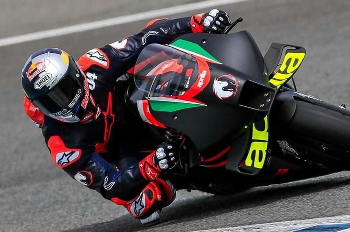 Pembalap asal Italia, Andrea Dovizioso mengungkap karakter motor Aprilia RS-GP yang berbeda dengan motor Ducati.