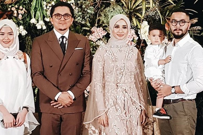 Revalina S Temat dan keluarga saat menghadiri resepsi pernikahan Laudya Cynthia Bella dan Engku Emran.