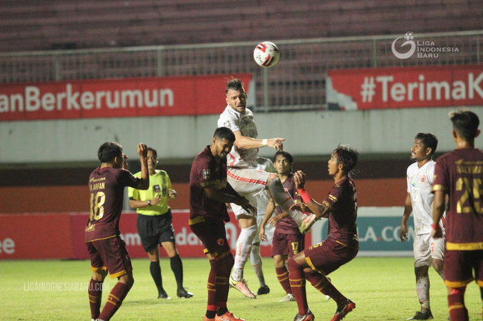 Tiga tim mencuri perhatian selama Piala Menpora 2021 karena menurunkan 100 persen pemain lokal: PSM Makassar, PSIS Semarang, dan Persebaya Surabaya.