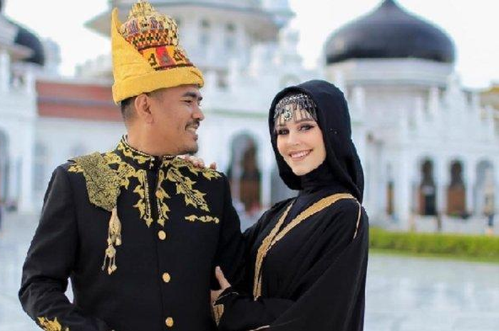 Tiphaine model prancis bersama sang suami yang berasal dari Aceh. 