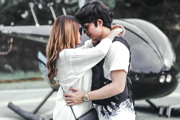 Atta dan Aurel berpose di depan helikopter