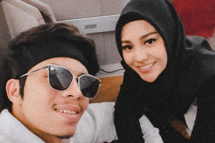 Kak Atta dan Kak Aurel sedang di pesawat saat pulang ke Jakarta.