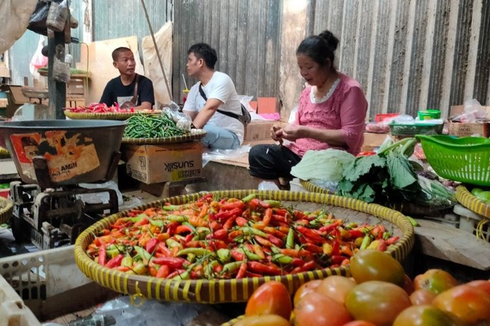  Pedagang sayuran di Pasar Cimanggis, Tangerang Selatan keluhkan kenaikan harga sembako cabai rawit merah, Senin (1/3/2021) 
