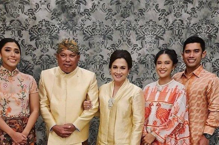 Keluarga suami Dian Sastro, Maulana bersama almarhum Adiguna Sutowo 
