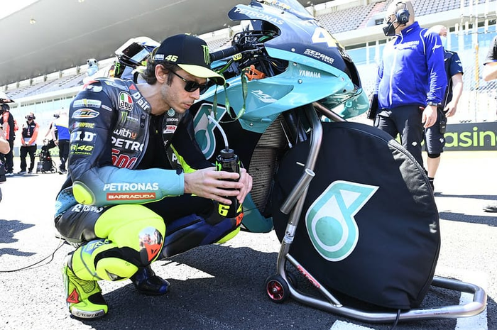 Bocor, diam-diam kabarnya antara Valentino Rossi, tim Petronas SRT dan Yamaha sedang bersitegang, gara-gara apa ya?