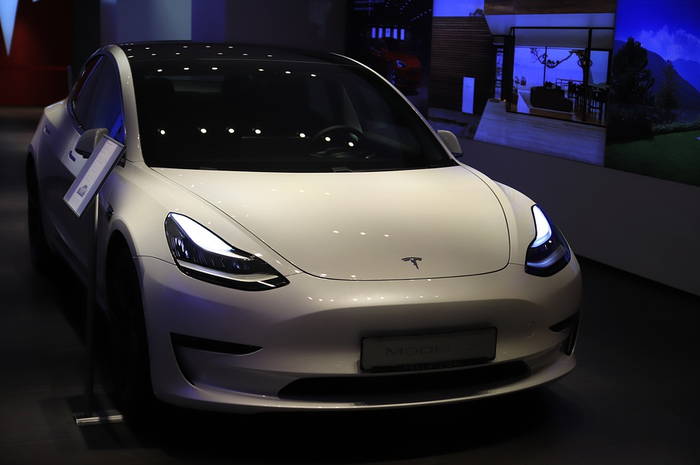 Mobil Tesla bisa dibeli menggunakan Bitcoin.
