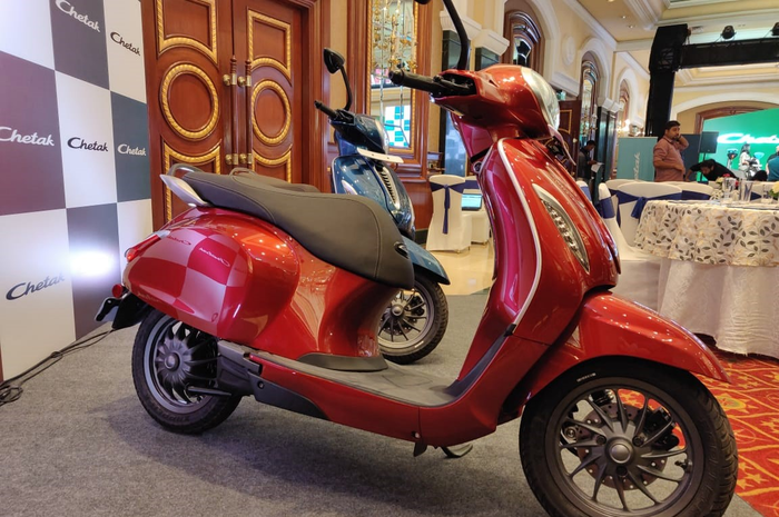 Skuter listrik pesaing Vespa punya harga baru, di bawah Yamaha NMAX.