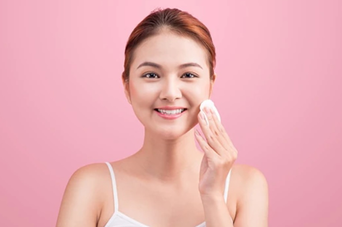 Ilustrasi memakai skincare