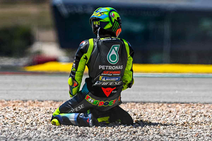 Menurut mantan pembalap MotoGP, Marco Melandri, kesulitan yang dialami Valentino Rossi berawal dari dirinya sendiri.