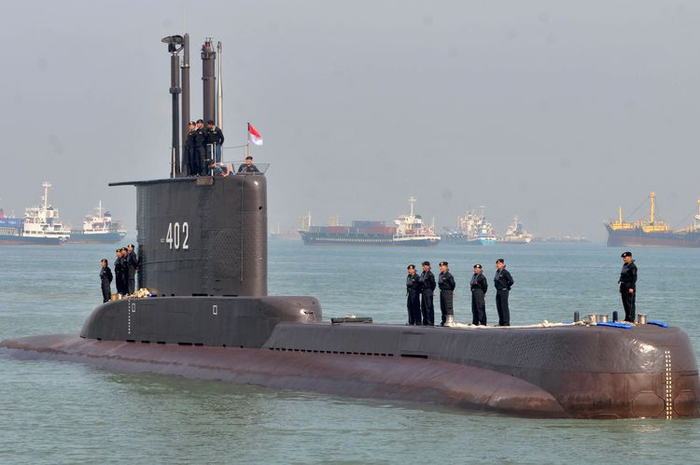 Sejumlah prajurit TNI-AL awak kapal selam KRI Nanggala-402 berada di atas lambung kapal setibanya di Dermaga Koarmatim, Ujung, Surabaya, Jatim, Senin (6/2/2012). Kapal selam tersebut kembali bergabung dengan TNI AL usai menjalani perbaikan menyeluruh di galangan kapal Daewoo Shipbuilding & Marine Engineering, Okpo, Korea Selatan.
