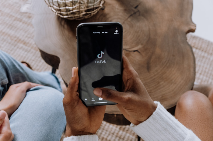 Ilustrasi cara upload video ke TikTok.