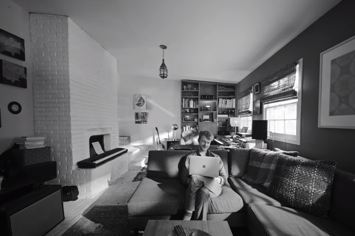 Video Behind The Mac terbaru tampilkan momen menarik dari musisi FINNEAS dengan perangkat Mac yang ia miliki