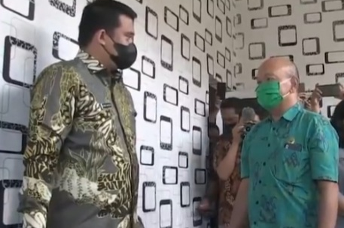 Wali Kota Bobby Nasution saat sidak dan mencopot jabatan Lurah Sidorame Timur Hermanto dan Kepala Seksi (Kasi) Pembangunan Dinas Simanjuntak di Kantor Lurah Sidorame Timur, Kecamatan Medan Perjuangan, pada Jumat (23/4/2021). 