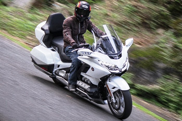 Turing naik Honda Gold Wing pakai jaket Contin Porjo