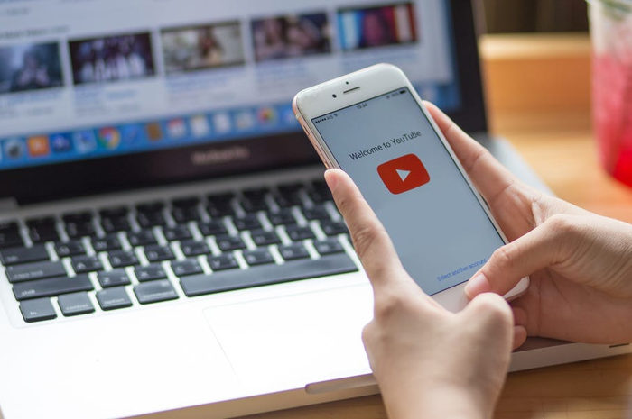 Ilustrasi penggunaan Youtube di smartphone