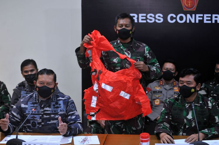 Panglima TNI Marsekal TNI Hadi Tjahjanto (kanan) dan Kepala Staf Angkatan Laut Laksamana TNI Yudo Margono (kiri) menunjukkan baju keselamatan awak kapal KRI Nanggala 402 yang ditemukan saat konferensi pers di Lanud I Gusti Ngurah Rai, Badung, Bali, Minggu (25/4/2021). KRI Nanggala 402 dipastikan tenggelam dan 53 awak kapalnya gugur di perairan utara Bali. 