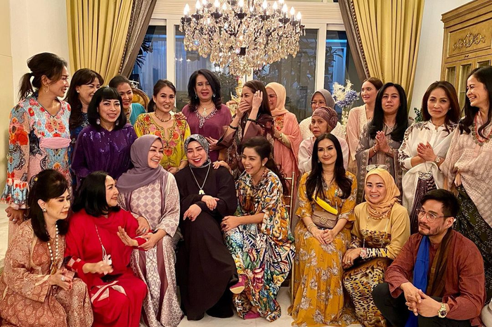 Suasana buka puasa bersama di rumah mewah Mayangsari, yang ramai dan bertabur bintang.