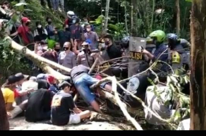 Demo tolak tambang batu andesit dan Bendungan Bener di Wadas, Bener, Purworejo. Polisi gunakan kekerasan melawan teriakan rakyat tidak bersalah itu
