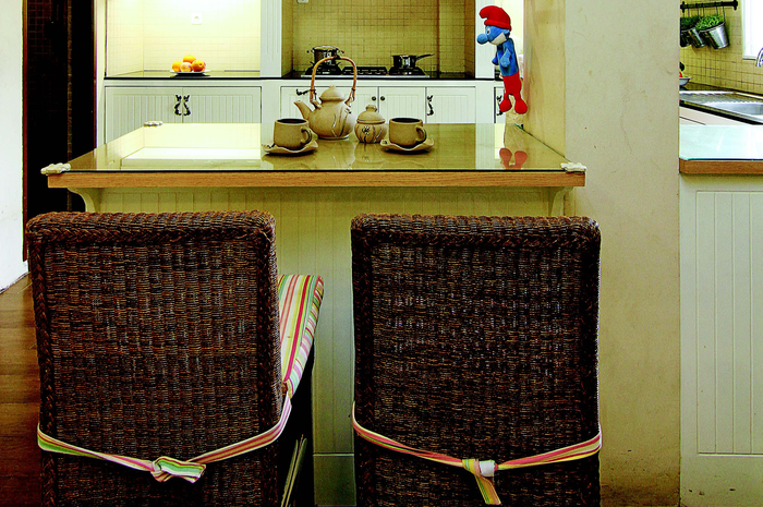 Dapur bernuansa american country dengan material kabinet dari multipleks,