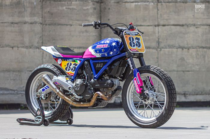 Modifikasi Ducati Scrambler ala flat tracker, kelir bodinya nyentrik.  