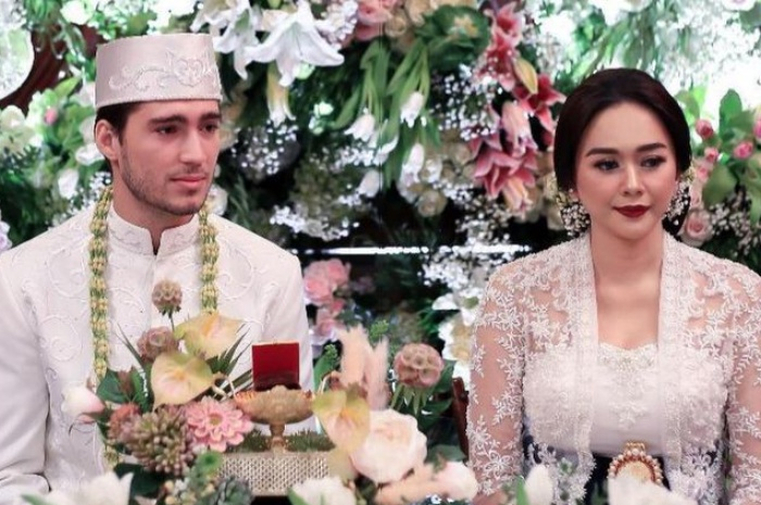 Foto Saat Acara Pernikahan Eryck Amaral dan Aura Kasih