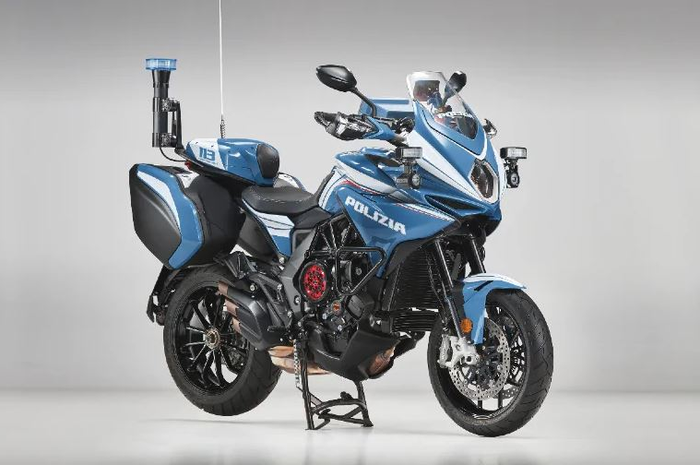 Polisi di Milan pakai MV Agusta Turismo Velove jadi motor patroli polisi.