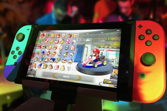 Ilustrasi bermain game Mario Kart di konsol game Nintendo Switch