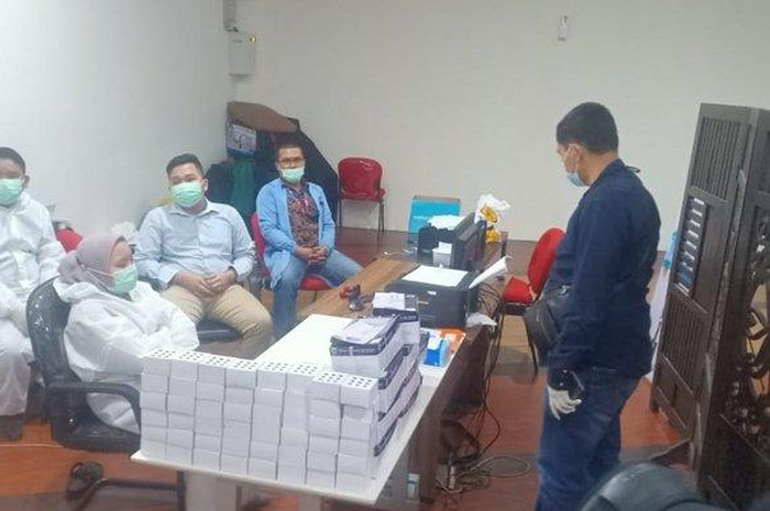 Tim Polda Sumut melakukan penggerebekan layanan rapid test antigen di lantai II Bandara Kualanamu, Selasa (27/4/2021).