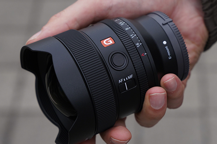Ilustrasi Lensa Sony FE 14mm F1.8 GM (model SEL14F18GM).