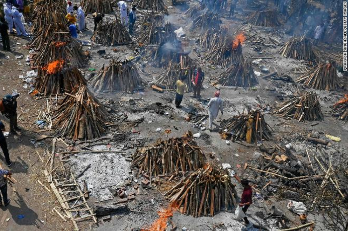 Pemandangan mengerikan kremasi 'antre' di New Delhi, India, awal April. ledakan kasus Covid-19 varian baru di India disebut bisa menyerang ke seluruh dunia jika dunia abai akan kondisi India saat ini
