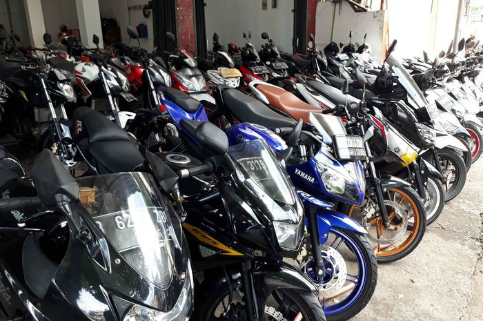 Ilustrasi dealer motor bekas. Buat Patokan Nego Harga Saat Beli Motor Bekas, Simak Nih Biaya Balik Nama Kendaraan di Jakarta