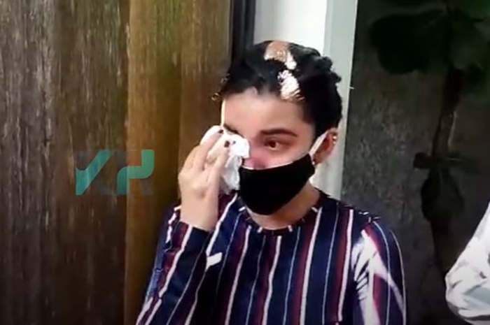 Tsania Marwa berlinang air mata saat menceritakan hasil penjemputan kedua anaknya di rumah Atalarik Syach